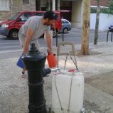 19:15 cargando agua en la Plaza . Patricio Martinez.